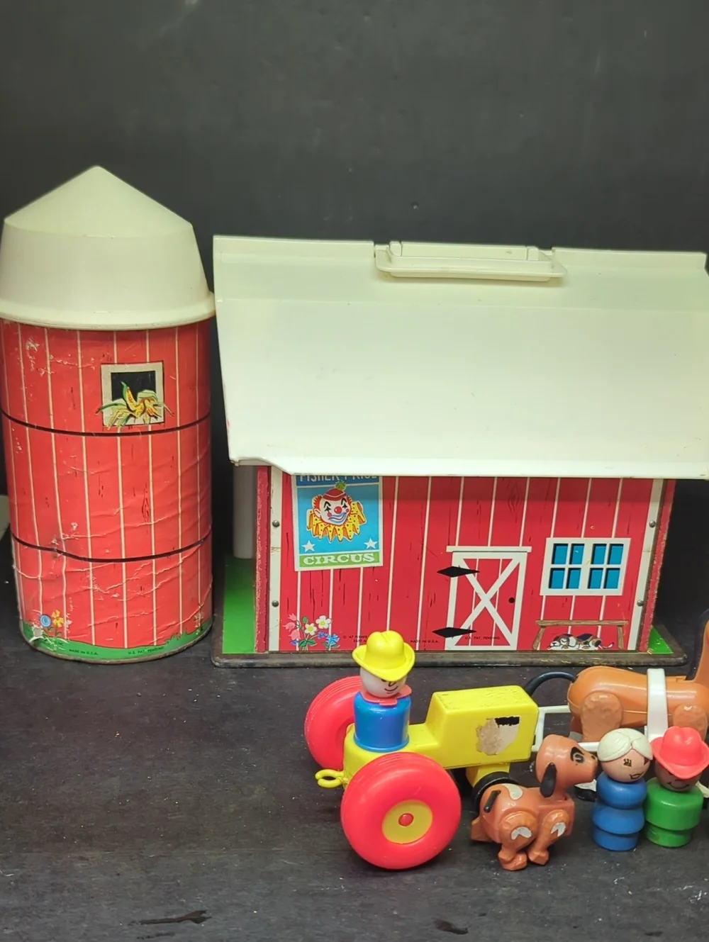 #30)Vintage Fisher Price Play Family Farm 915 Little People Barn & silo